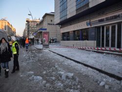 Çatılar da kaldırımlar da buz..